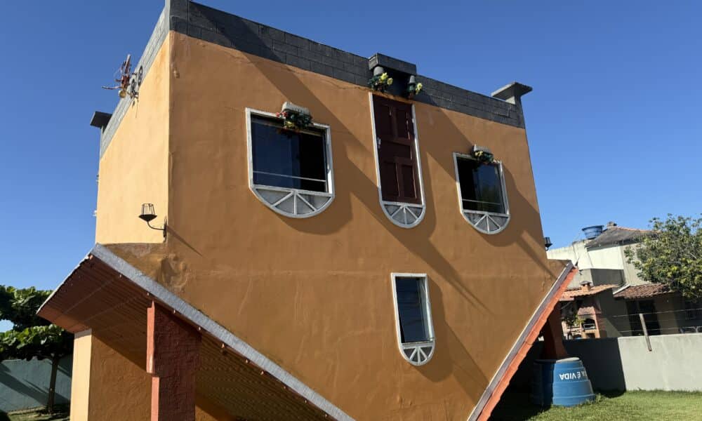 Pedreiro desafia a gravidade e faz casa de cabeça para baixo no ES