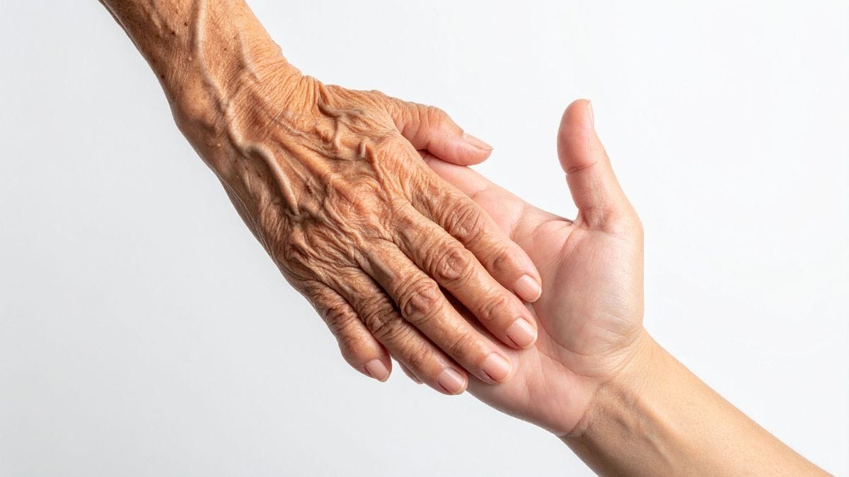 mãos de idoso e jovem entrelaçadas