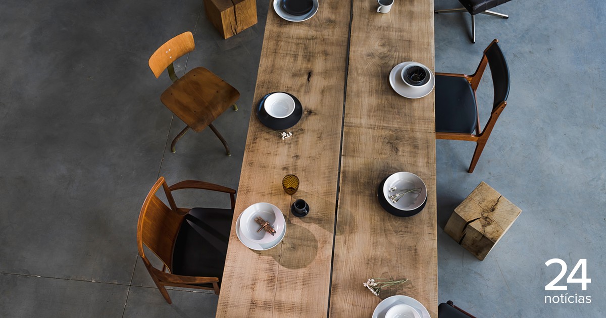 Porque é que a GenZ gosta tanto de fazer refeições em mesas comunitárias? - Atualidade