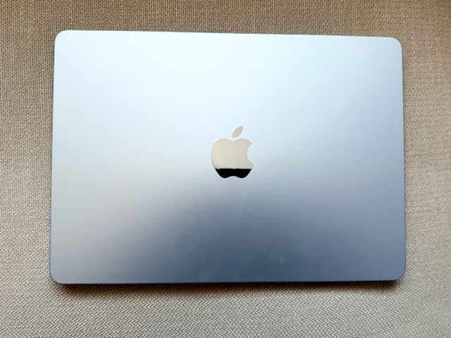 A imagem pode conter: computador, eletrônicos, laptop, computador, celular e telefone