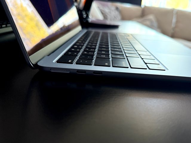 A imagem pode conter: computador, eletrônicos, laptop, hardware de computador, teclado de computador, hardware, monitor e tela