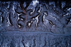 Uma bicicleta aparece entre a lama durante a maré baixa na Bélgica