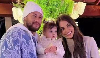 Neymar Jr. ao lado de sua filha, Helena, e da modelo Amanda Kimberlly
