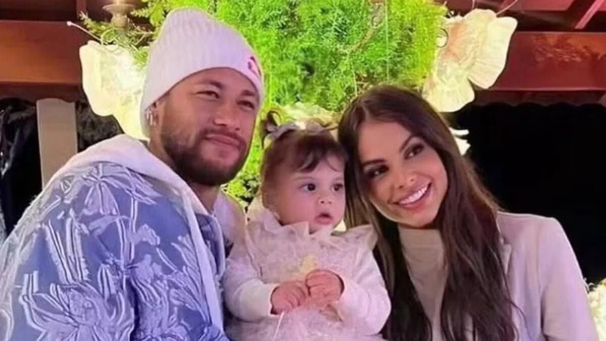 Neymar Jr. ao lado de sua filha, Helena, e da modelo Amanda Kimberlly