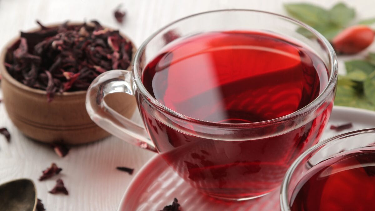 Chá de hibisco ajuda a firmar a pele e reduz o inchaço.