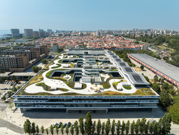 Oriente Green Campus  / LJ-Group Landscape Architecture + Saraiva + Associados + Kohn Pedersen Fox (KPF)  - Imagem 1 de 24