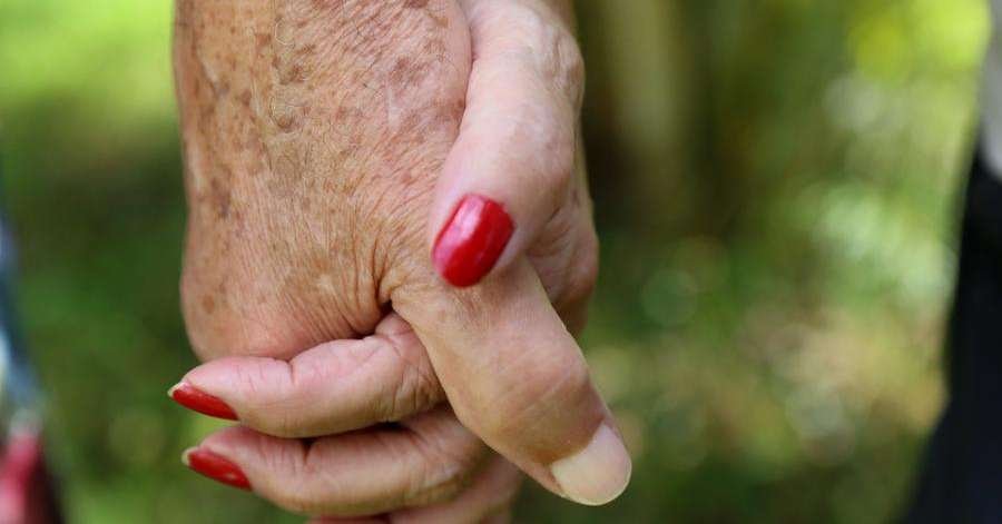 Atraso no diagnóstico e estigma dificultam o cuidado de pessoas com demência no Brasil