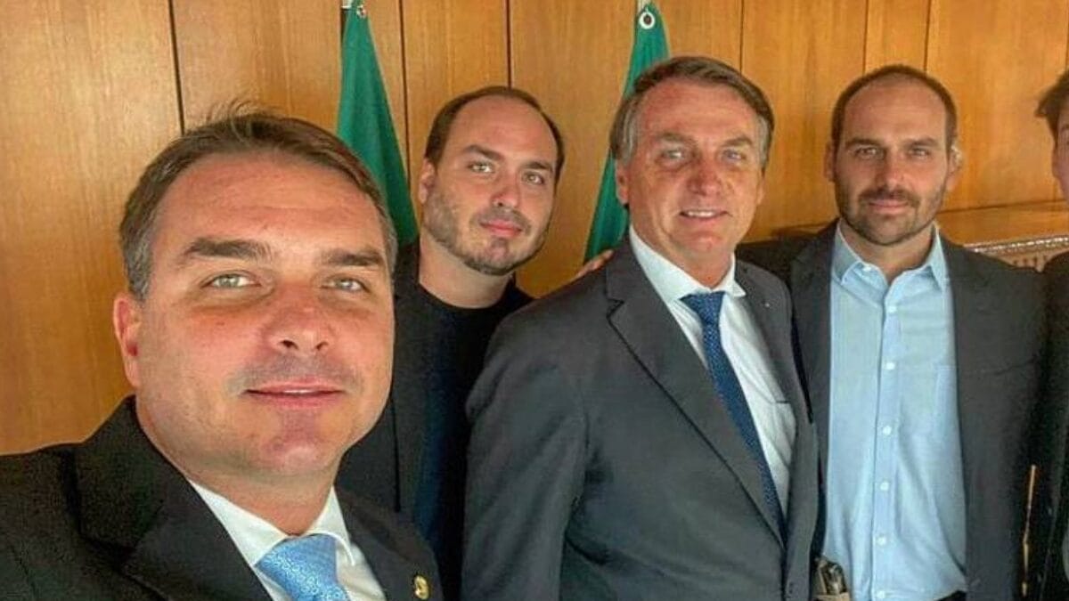 Bolsonaro e seus filhos