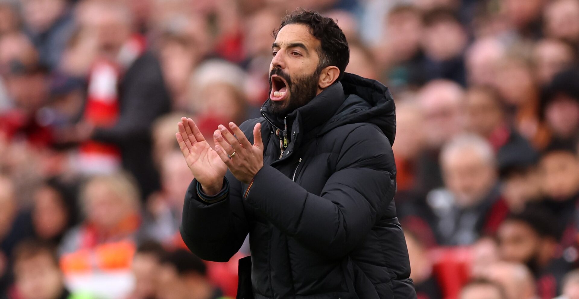 Manchester United prepara investimento de 280 milhões de euros para contratar 3 jogadores para o meio-campo