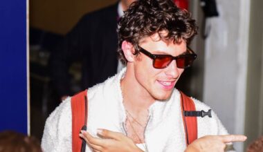 Shawn Mendes é visto comendo pastel em aeroporto de Campinas (SP)