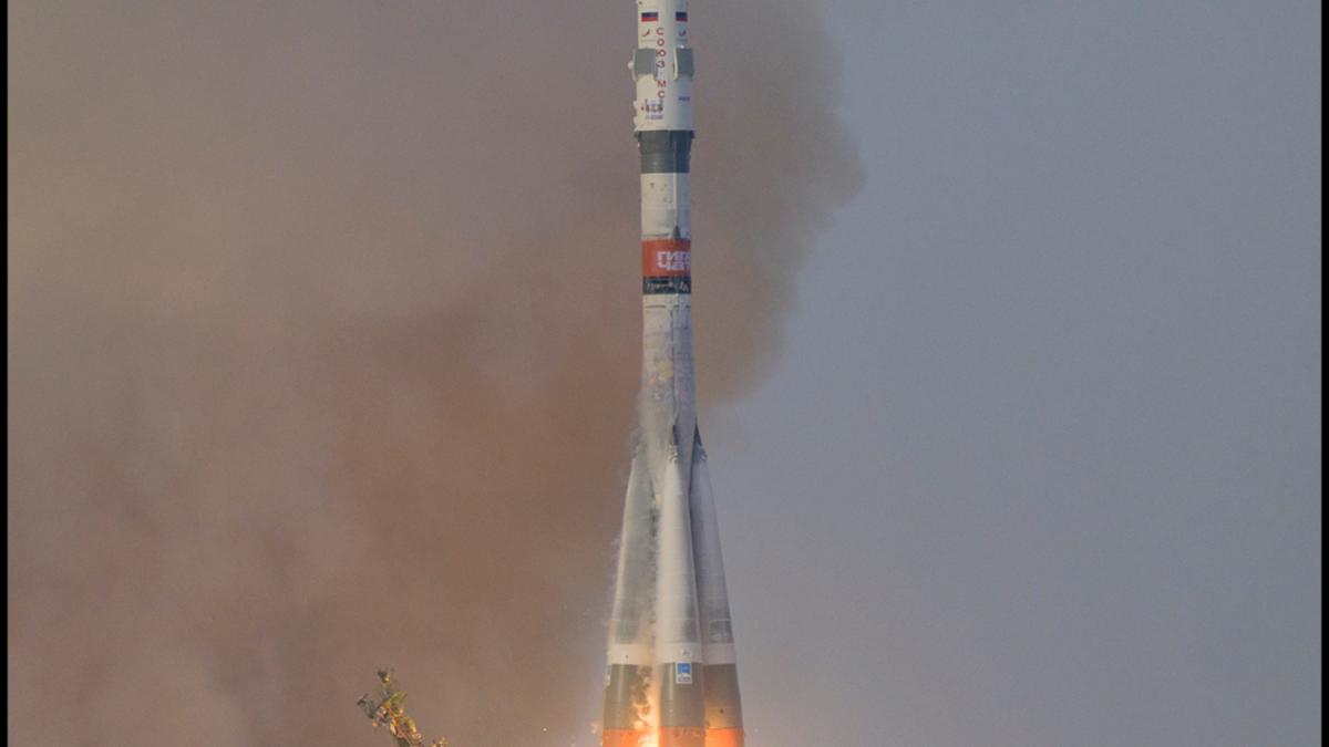 Rússia e EUA celebram 25 anos de presença humana contínua no espaço com nova missão à Estação Espacial Internacional