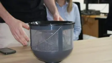 O sistema funciona por meio de sensores óticos capazes de identificar o mosquito da dengue no momento em que ele entra na armadilha.