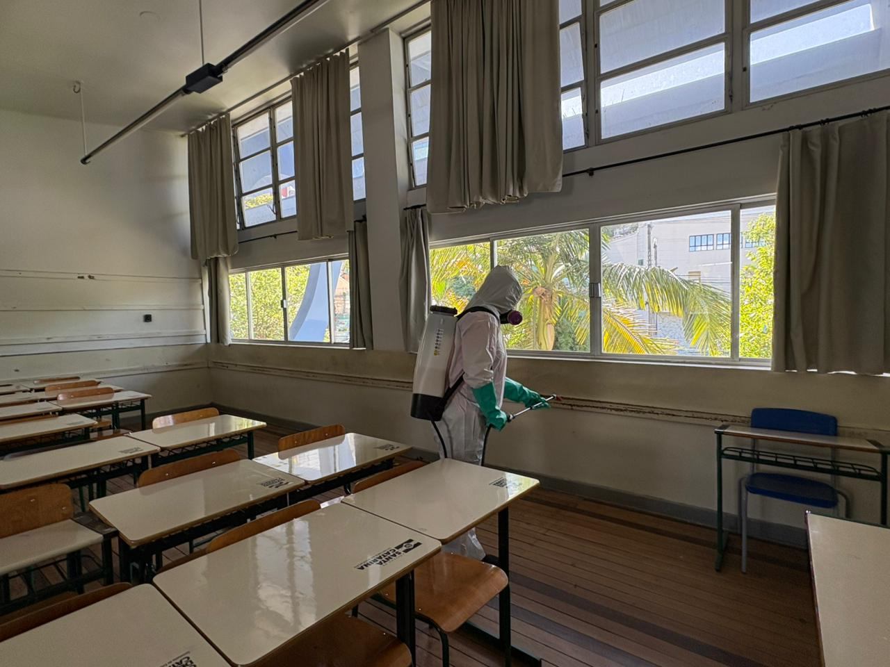 Dengue SC: Saúde aplica inseticida no Instituto Estadual de Educação para prevenção e controle do mosquito Aedes aegypti