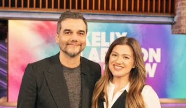 Wagner Moura samba no programa de Kelly Clarkson ao promover ‘O Agente Secreto’; veja vídeo