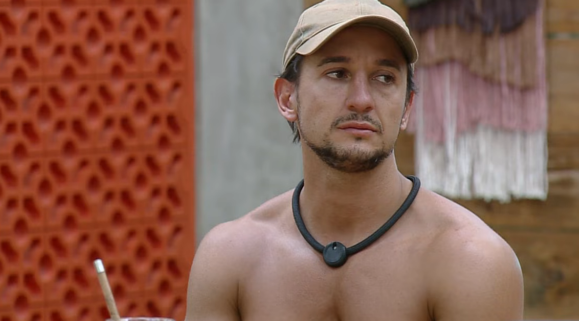 "A Fazenda": Peão conta que expulsou noiva de casa ao descobrir traição