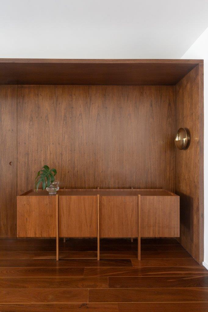 A influência das madeiras escuras e claras na atmosfera: elegância ou leveza na decoração?