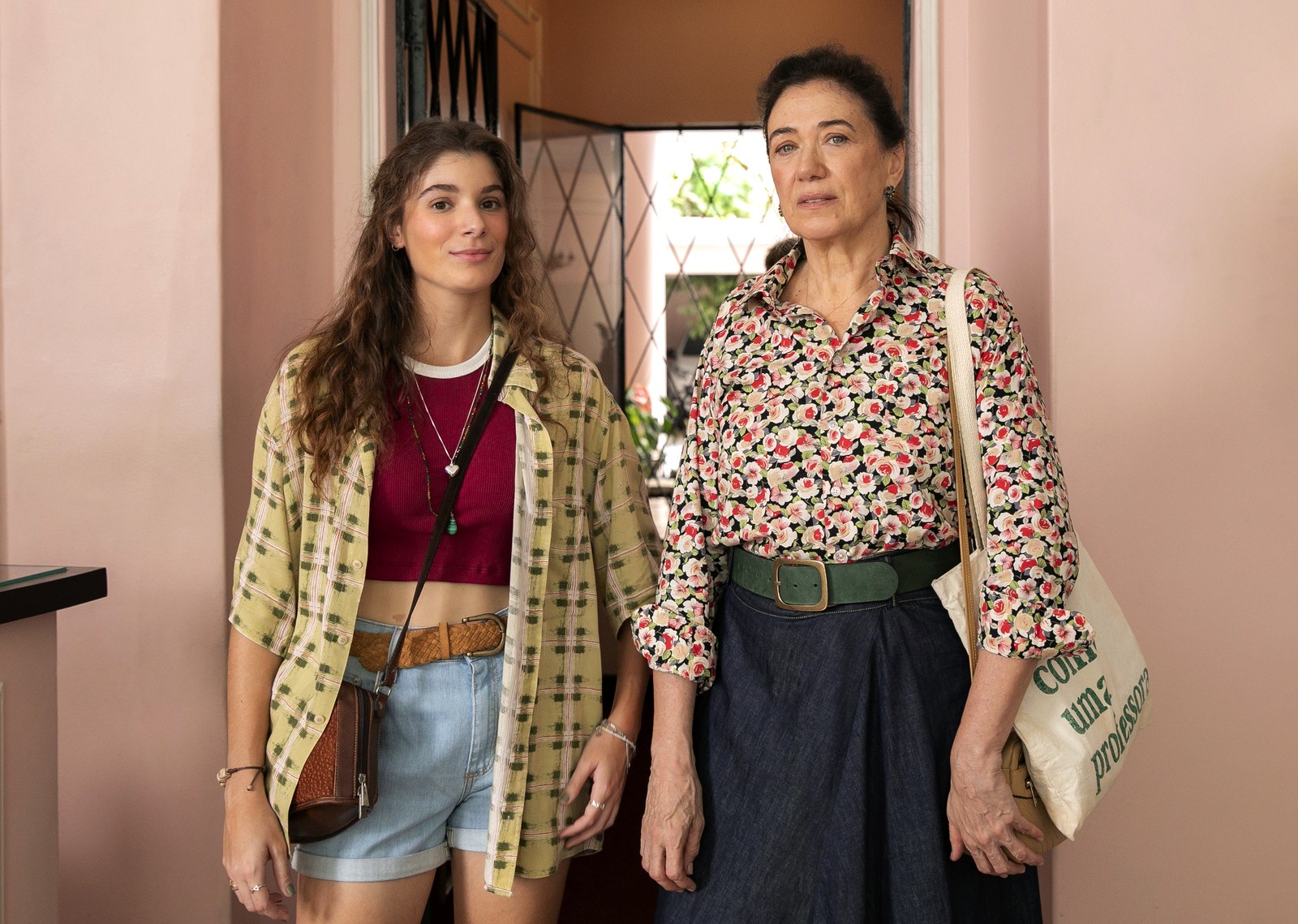 Giulia Bertolli com a mãe, Lilia Cabral, em cena do filme 'A lista' — Foto: Manoella Mello/TV Globo/Divulgação