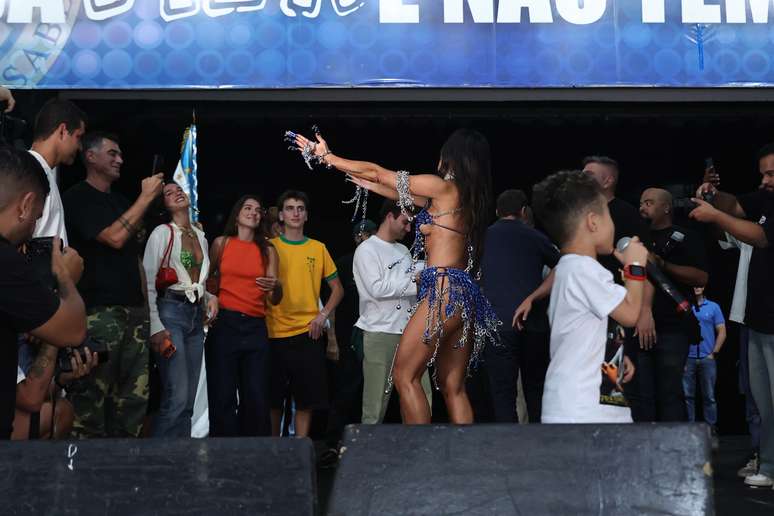 Dua Lipa acompanha Sabrina Sato em ensaio da Unidos de Vila Isabel