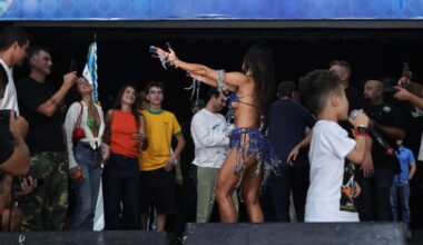 Dua Lipa brilha em ensaio da Vila Isabel ao lado de Sabrina Sato