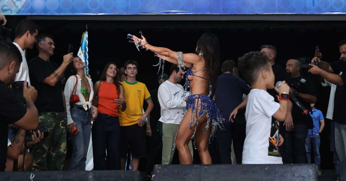 Dua Lipa brilha em ensaio da Vila Isabel ao lado de Sabrina Sato