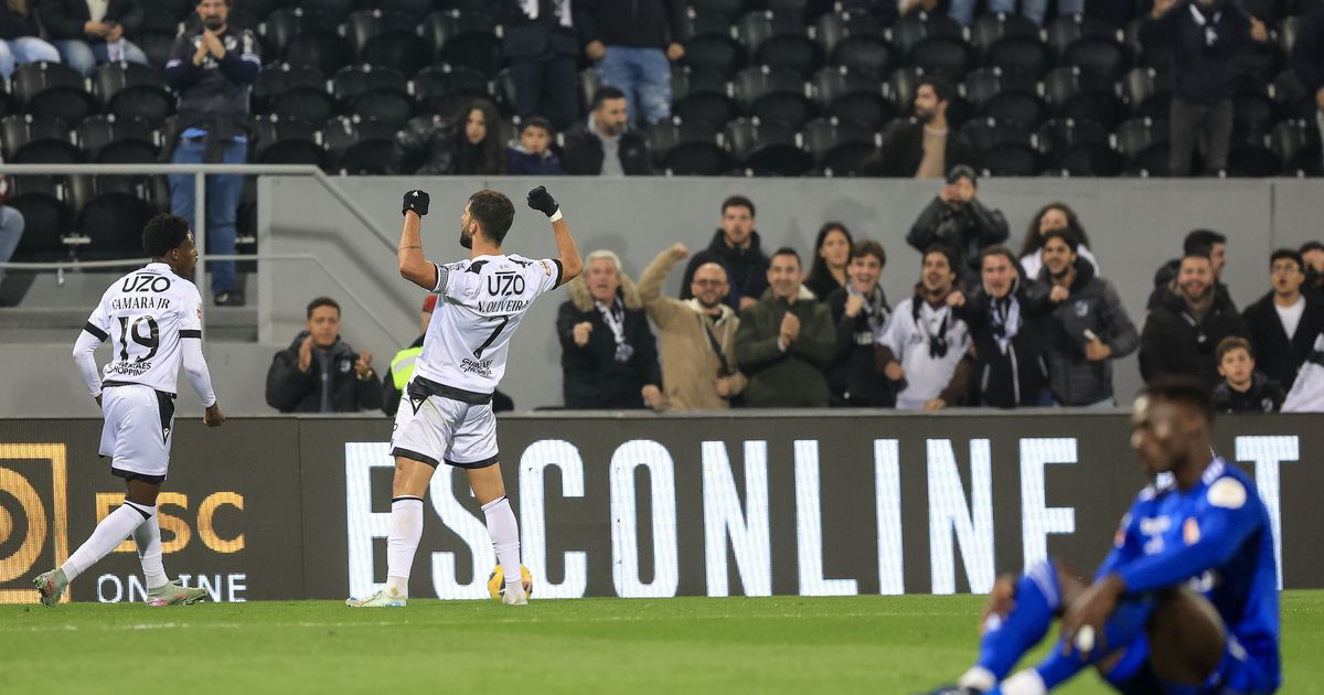 Lanterna vermelha colocada nos calabouços do castelo (crónica)