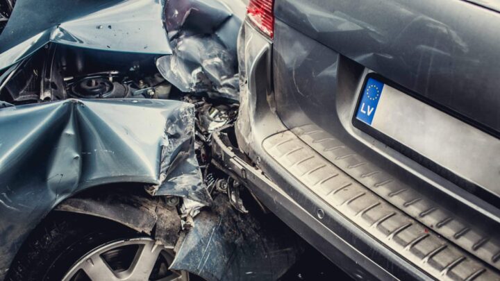 Colisão entre dois carros