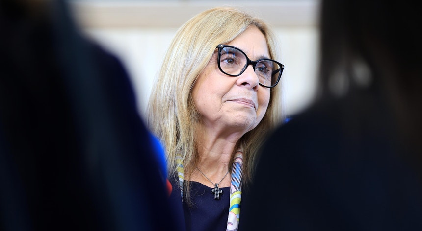 Ministra da Saúde "tem de decidir se tem capacidade". Partidos exigem responsabilidades ao Governo