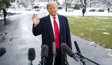 Tribunal federal dos EUA considera inválida nomeação de Lindsey Halligan e anula indiciamento de dois alvos de Donald Trump