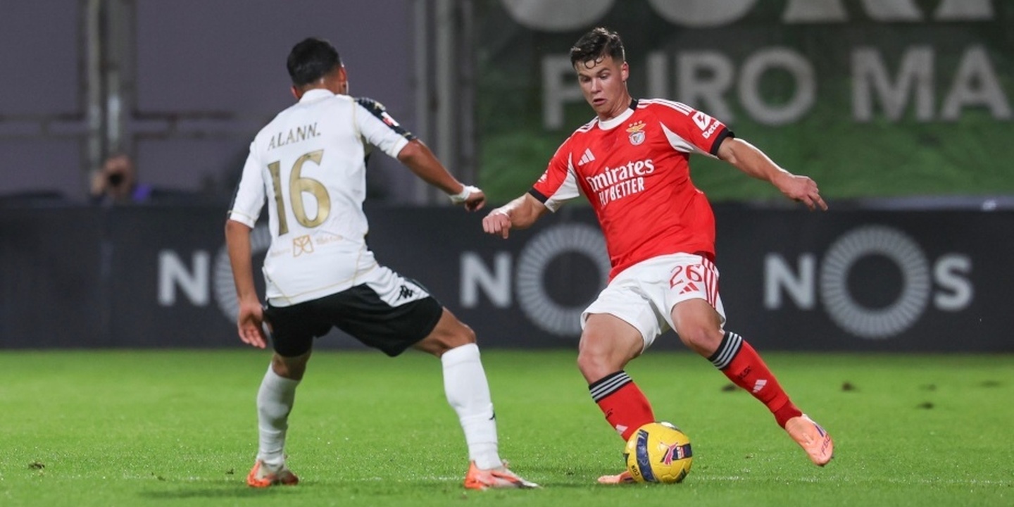 Benfica marca dois golos perto do fim e vence Nacional por 2-1
