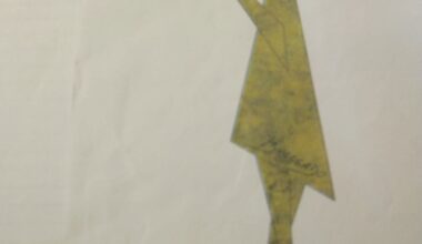 Líder comunitário trabalha para fazer estátua, no bairro Vila Nova, em homenagem às mulheres