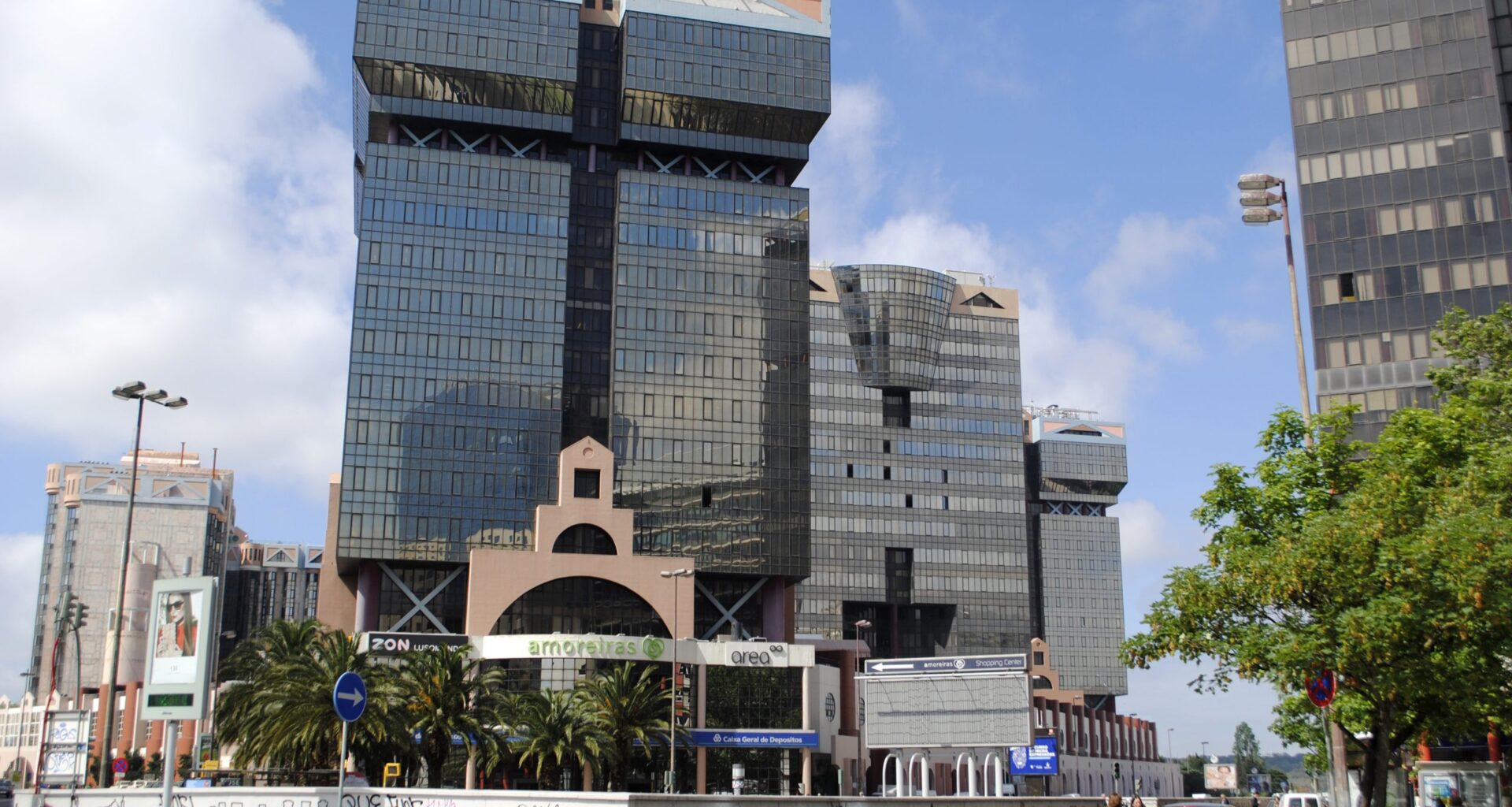 Incêndio junto a centro comercial das Amoreiras em Lisboa