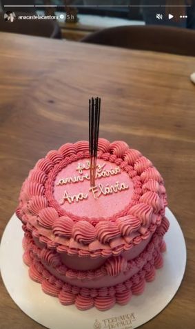Ana Castela mostra bolo especial de aniversário • Instagram/Ana Castela