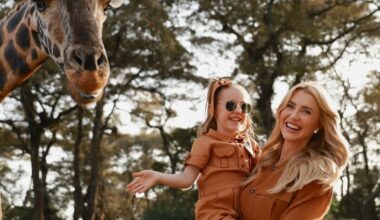 Ana Paula Siebert encanta ao mostrar Vicky ao lado de girafas na África