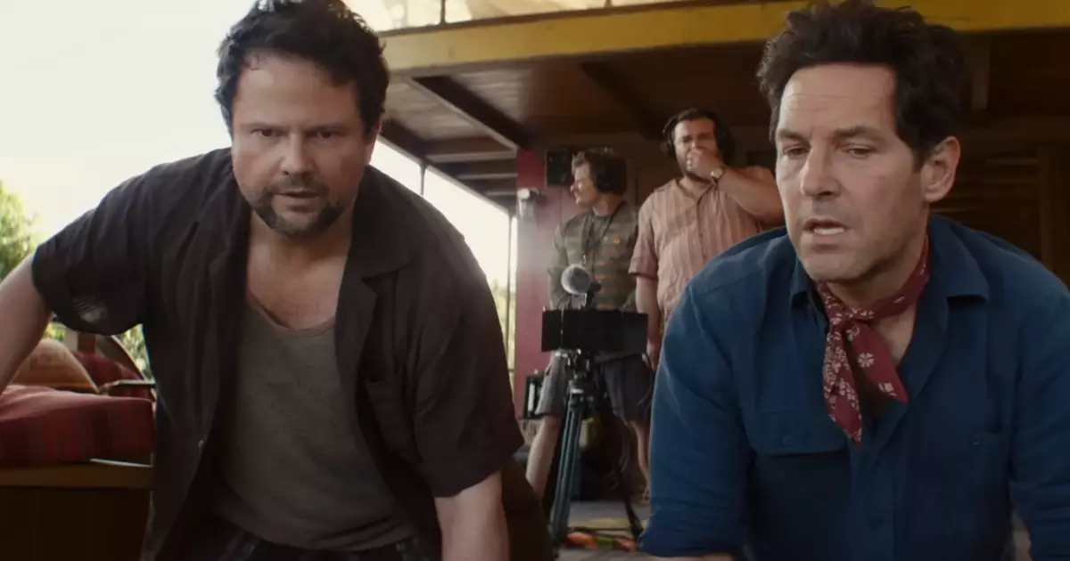 Selton Mello brinca com a cobra gigante em clipe; assista