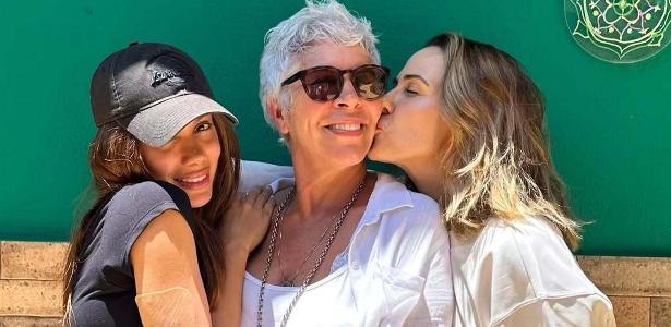 Anitta, de curativo no braço após remover tatuagem, posou ao lado da xamã Max Tovar