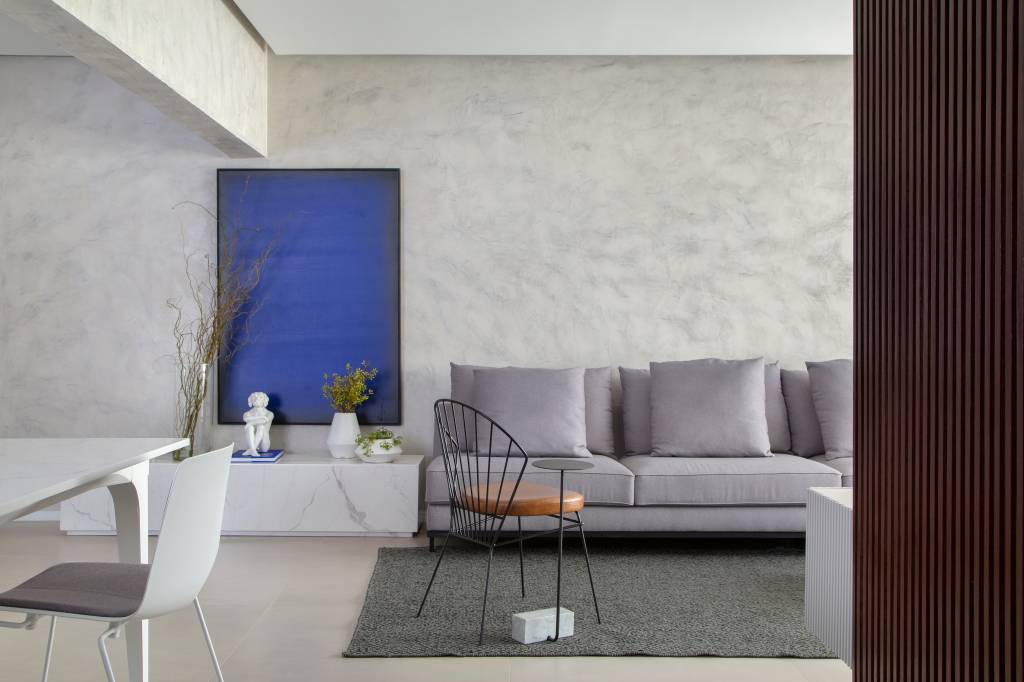 Apê elegante em tons de cinza tem painel de muxarabi iluminado com tela tensionada. Projeto de Anna Fadul.