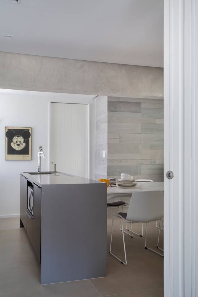 Apê elegante em tons de cinza tem painel de muxarabi iluminado com tela tensionada. Projeto de Anna Fadul.