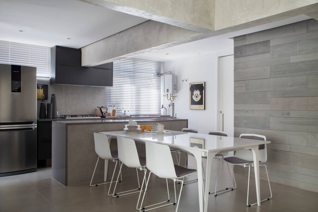 Apê elegante em tons de cinza tem painel de muxarabi iluminado com tela tensionada. Projeto de Anna Fadul.