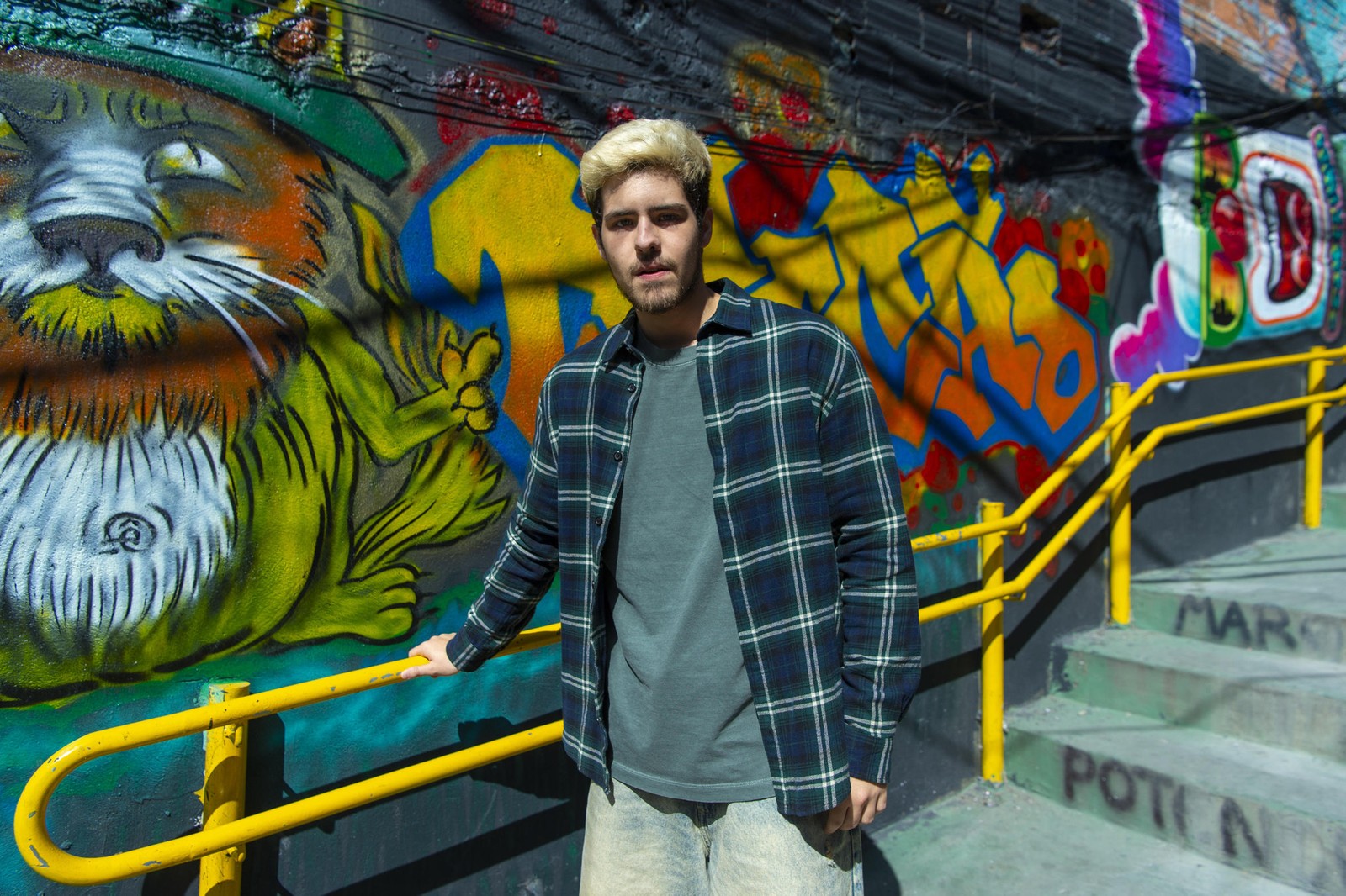 Raul (Paulo Mendes) é filho de Arminda (Grazi Massafera). Ele engravida Joélly (Alana Cabral), com quem é amoroso, mas não vai assumir a criança — Foto: Globo/ Estevam Avellar