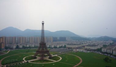 Há uma cópia de Paris na China. É uma cidade-fantasma