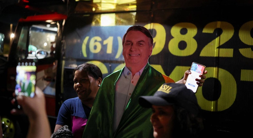Bolsonaro assume quebra de pulseira eletrónica por "curiosidade"