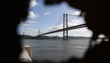Acidente condiciona trânsito na Ponte 25 de Abril nos dois sentidos