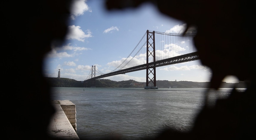 Acidente condiciona trânsito na Ponte 25 de Abril nos dois sentidos