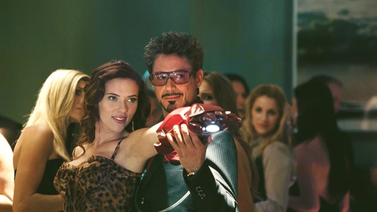 Se você pausar Homem de Ferro 2 em 26 minutos e 52 segundos, verá que Tony Stark não é o único bilionário excêntrico no MCU