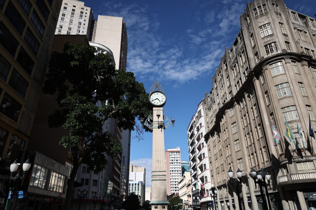 Primeiro prédio arranha-céu de Curitiba tem quase 100 anos de histórias