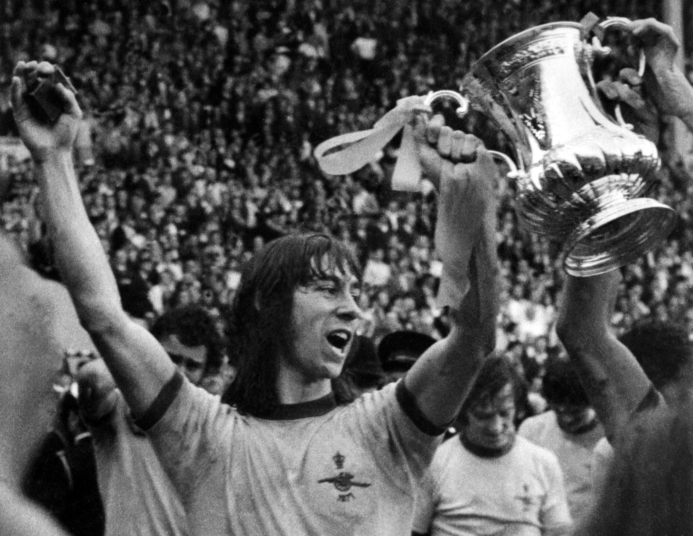 Charlie George, Arsenal. Em 1980, ficou parte de um dedo da mão direita num acidente com um corta-relvas