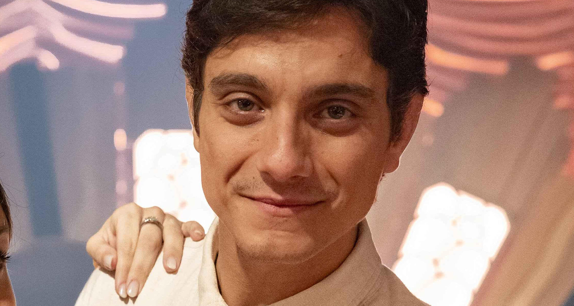 Cadu Libonati vive o médico Túlio na novela Êta Mundo Melhor - Foto: Globo/ Fábio Rocha