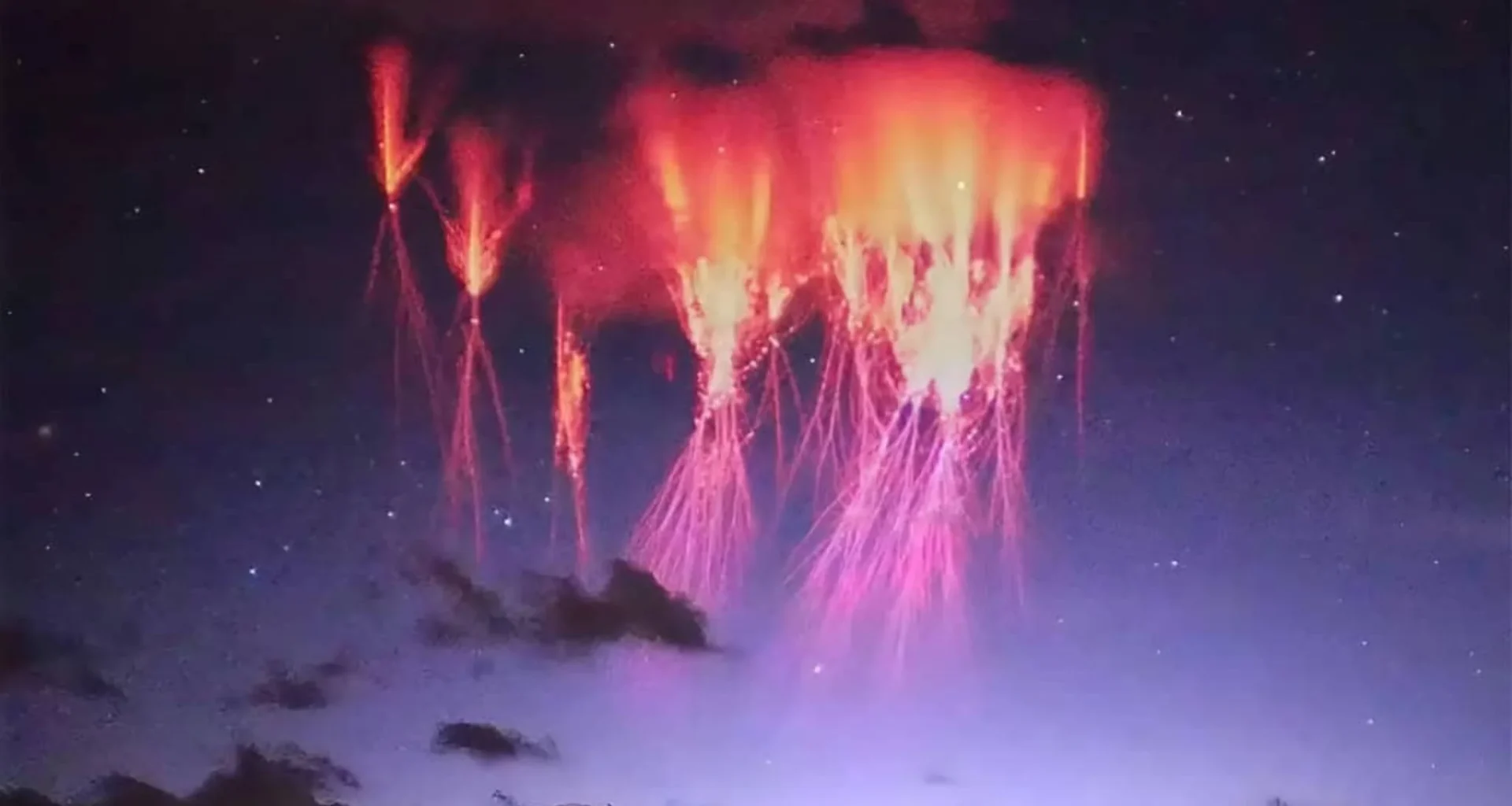 Fotografia no céu da Austrália registra duende vermelho e vira mistério entre cientistas