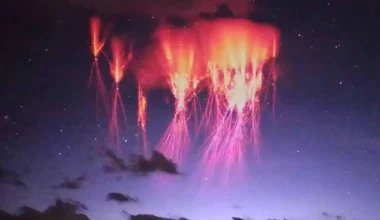 Fotografia no céu da Austrália registra duende vermelho e vira mistério entre cientistas