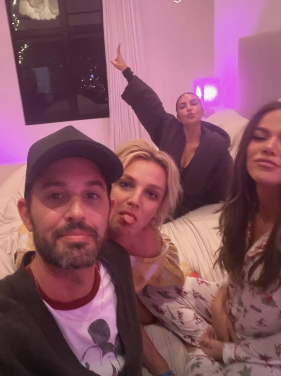 Kim Kardashian, Britney Spears, Cade Hudson e Khloe Kardashian — Foto: Reprodução/Instagram